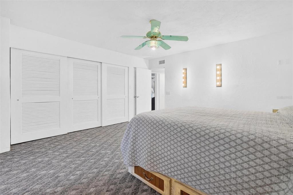 Active With Contract: $169,000 (2 beds, 2 baths, 1400 Square Feet)