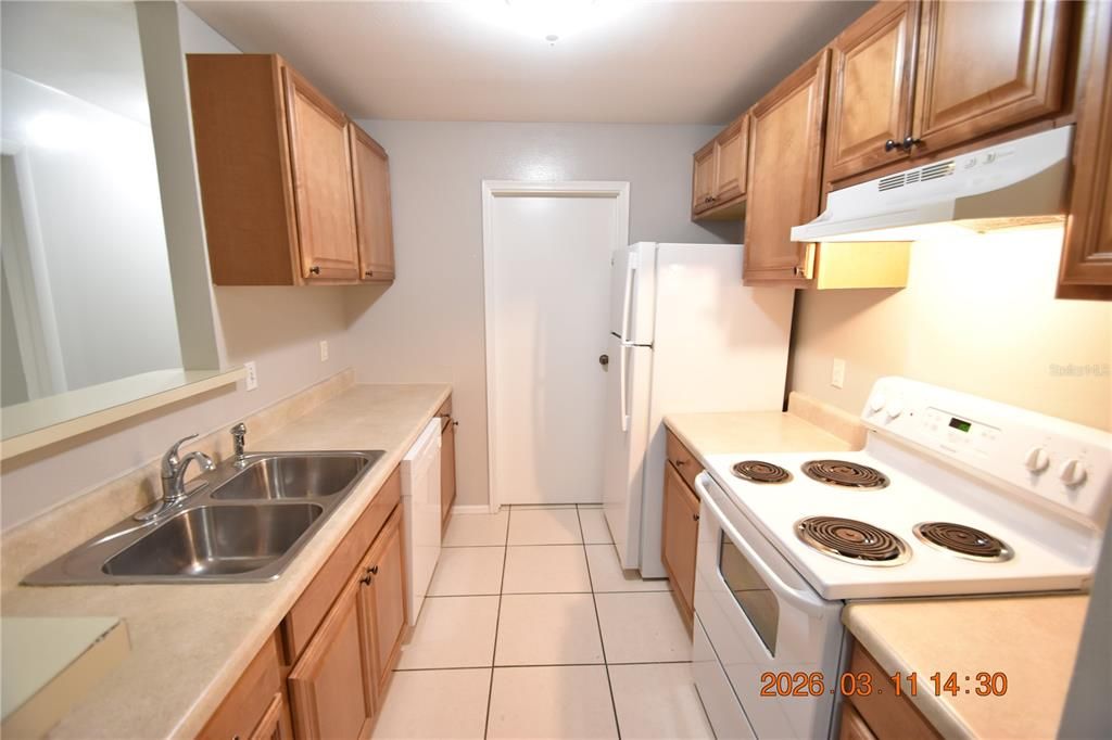 Active With Contract: $1,595 (3 beds, 2 baths, 985 Square Feet)