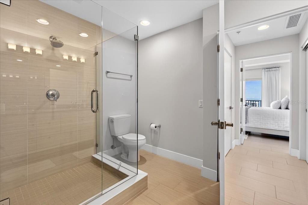 En Venta: $950,000 (3 camas, 3 baños, 2480 Pies cuadrados)
