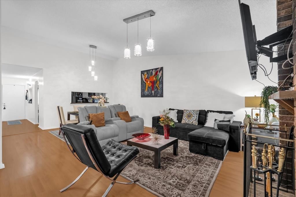 Activo con contrato: $230,000 (3 camas, 2 baños, 1473 Pies cuadrados)