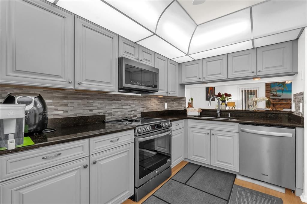 Activo con contrato: $230,000 (3 camas, 2 baños, 1473 Pies cuadrados)