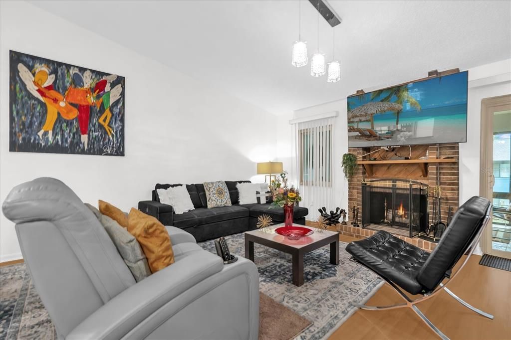 Activo con contrato: $230,000 (3 camas, 2 baños, 1473 Pies cuadrados)