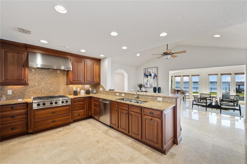 En Venta: $2,450,000 (4 camas, 3 baños, 3975 Pies cuadrados)