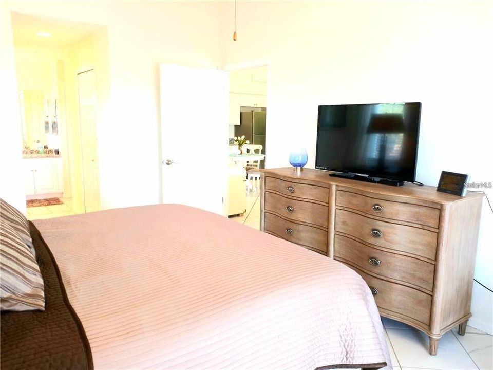 Active With Contract: $2,200 (2 beds, 2 baths, 1147 Square Feet)