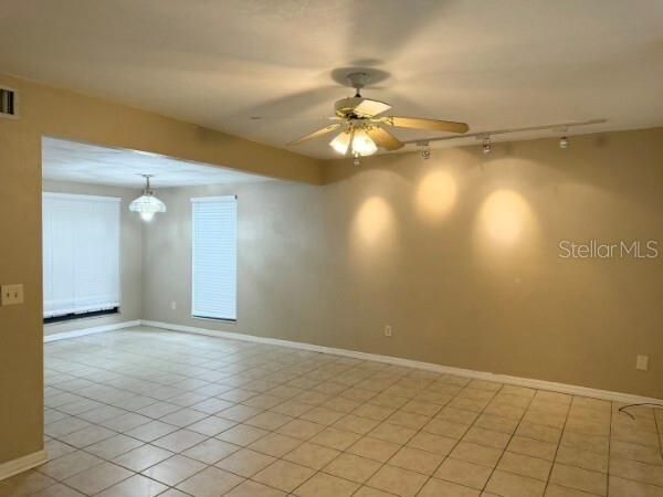 合同活跃: $179,000 (3 贝兹, 3 浴室, 1370 平方英尺)