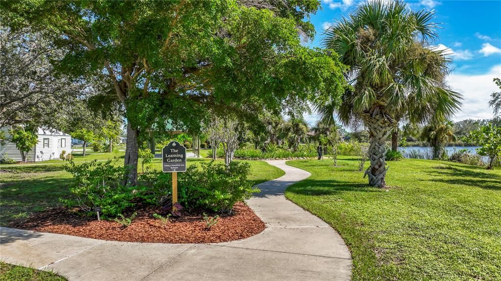 На продажу: $49,995 (0.24 acres)