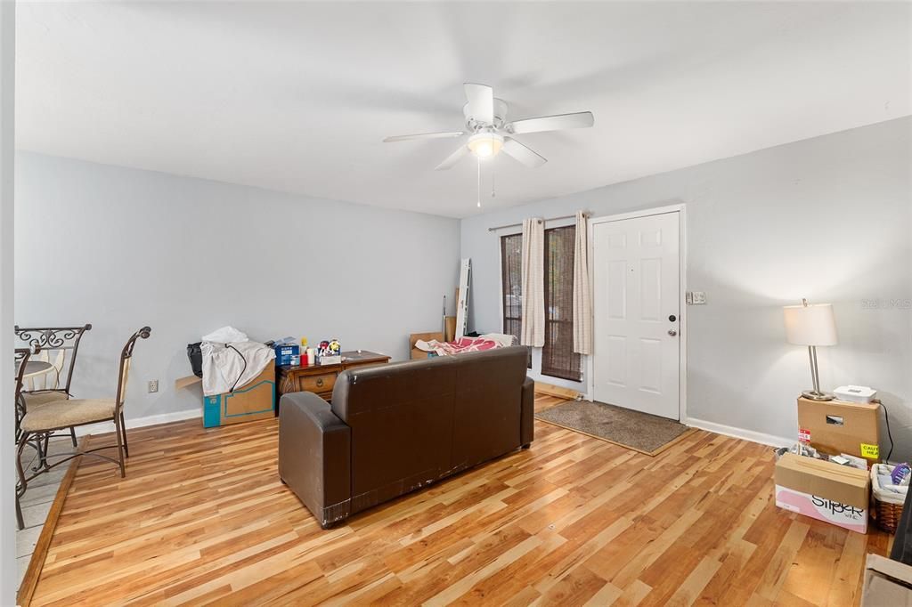 待售: $125,000 (2 贝兹, 1 浴室, 822 平方英尺)