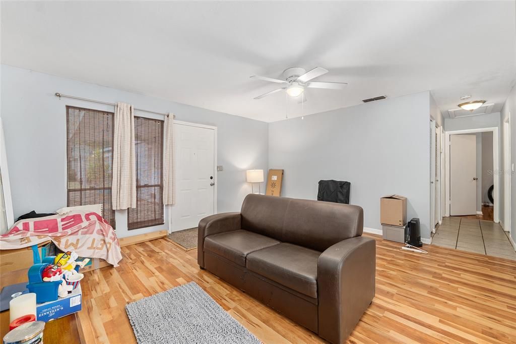 待售: $125,000 (2 贝兹, 1 浴室, 822 平方英尺)