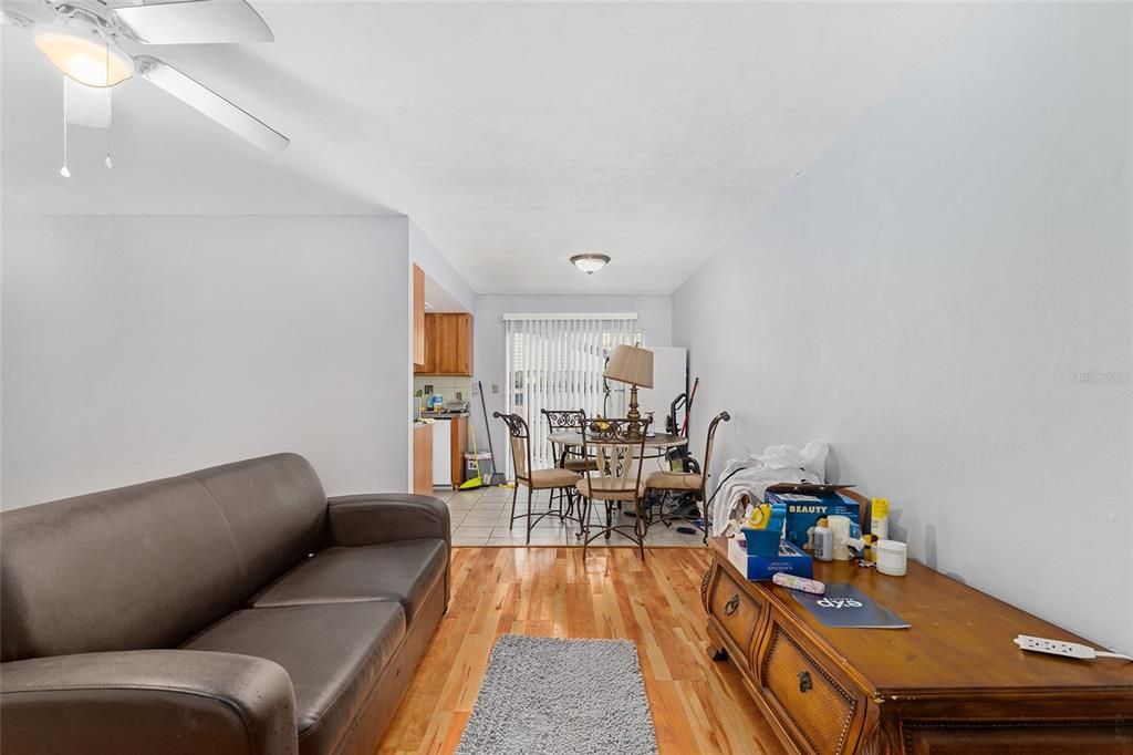 待售: $125,000 (2 贝兹, 1 浴室, 822 平方英尺)