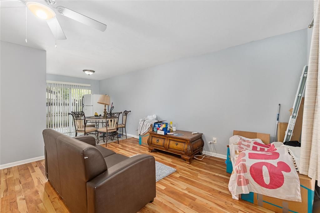 待售: $125,000 (2 贝兹, 1 浴室, 822 平方英尺)