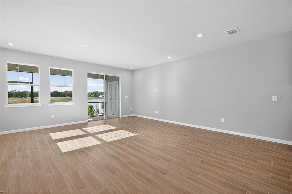 Под контрактом: $339,827 (3 спален, 2 ванн, 1828 Квадратных фут)