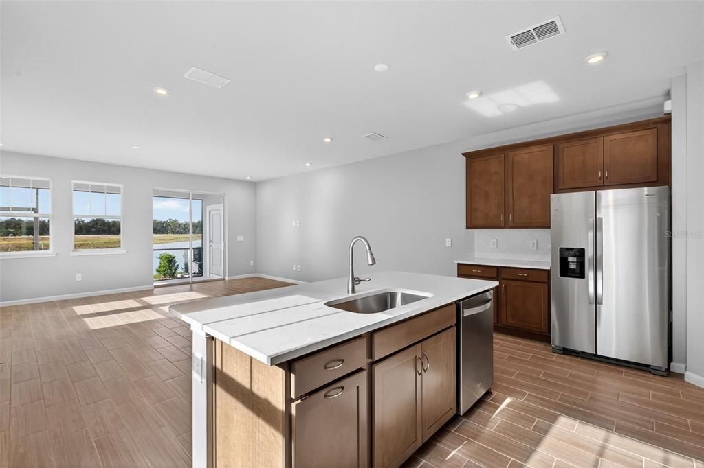 Под контрактом: $339,827 (3 спален, 2 ванн, 1828 Квадратных фут)