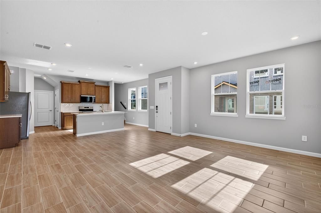 Под контрактом: $339,827 (3 спален, 2 ванн, 1828 Квадратных фут)