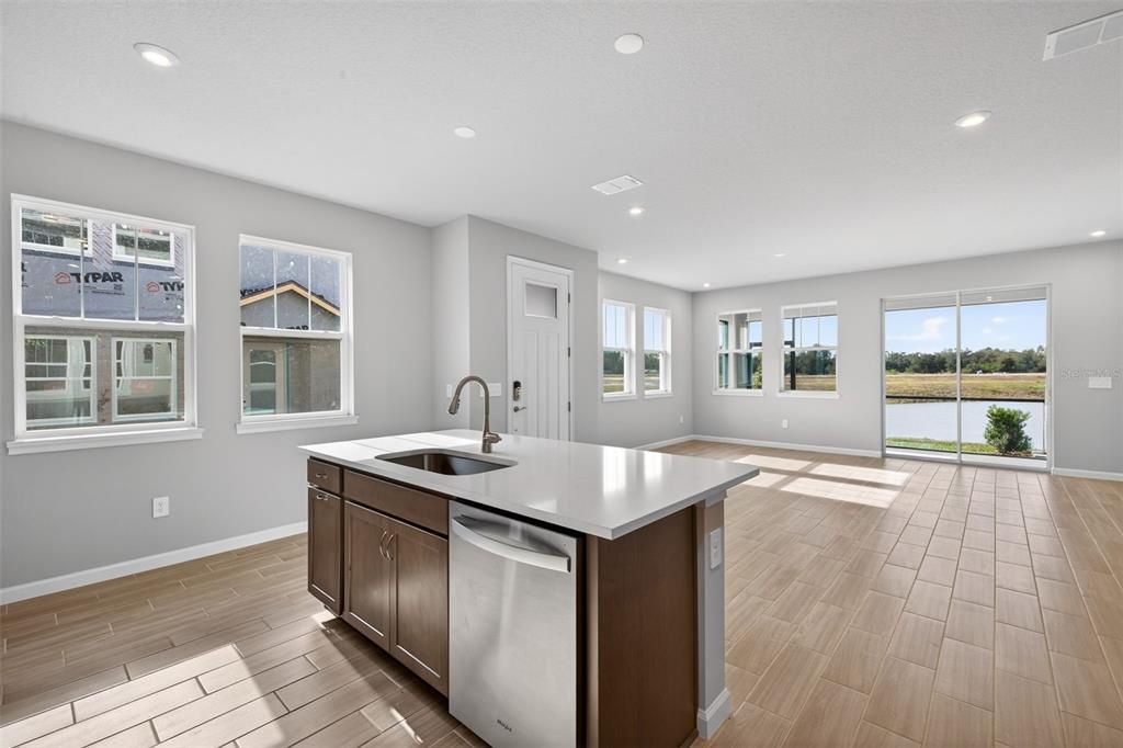 Под контрактом: $339,827 (3 спален, 2 ванн, 1828 Квадратных фут)