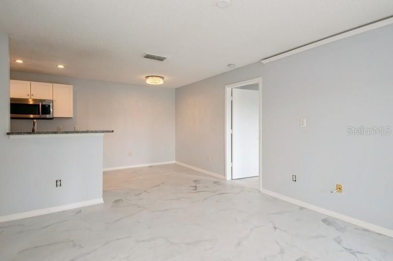 Active With Contract: $180,000 (2 beds, 2 baths, 899 Square Feet)