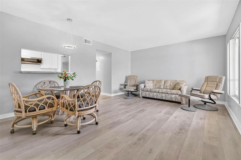 Под контрактом: $118,750 (1 спален, 1 ванн, 825 Квадратных фут)