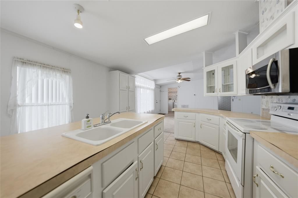 На продажу: $199,000 (5 спален, 3 ванн, 2325 Квадратных фут)