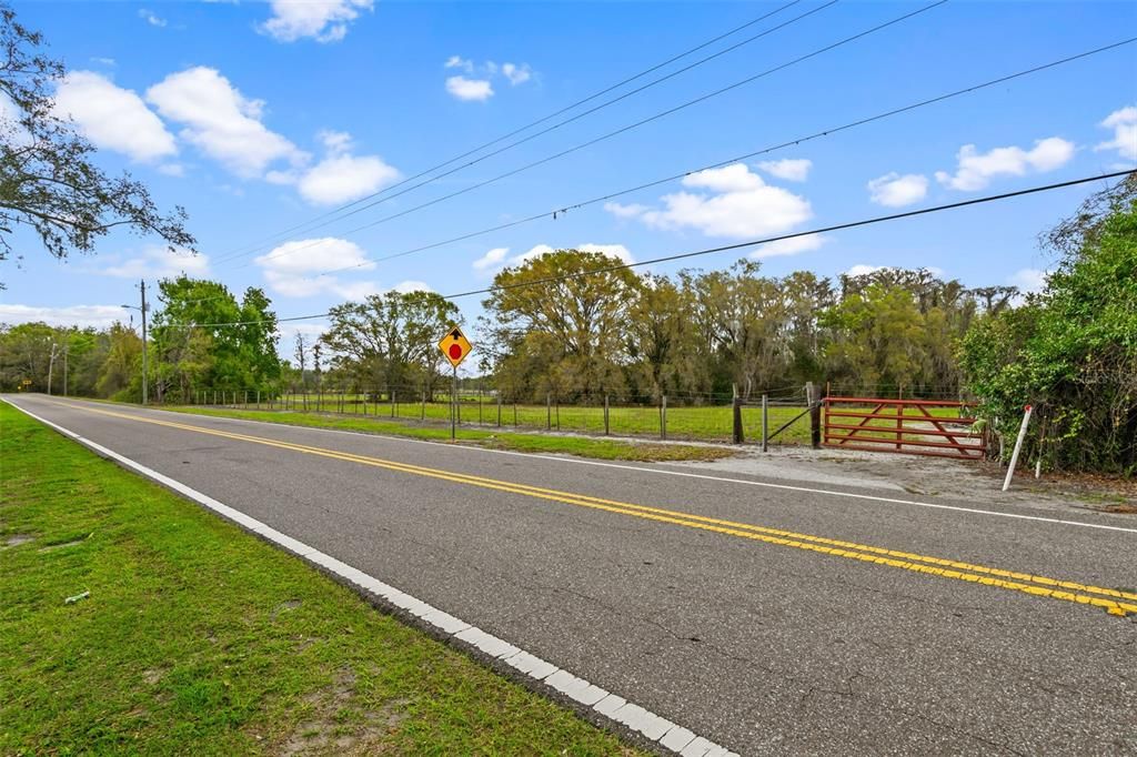 待售: $3,060,000 (5.11 acres)