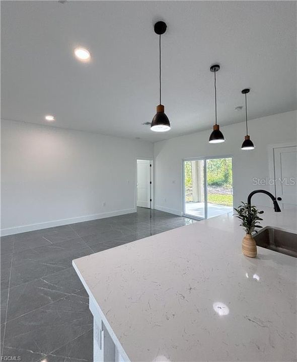 Activo con contrato: $299,900 (3 camas, 2 baños, 1406 Pies cuadrados)