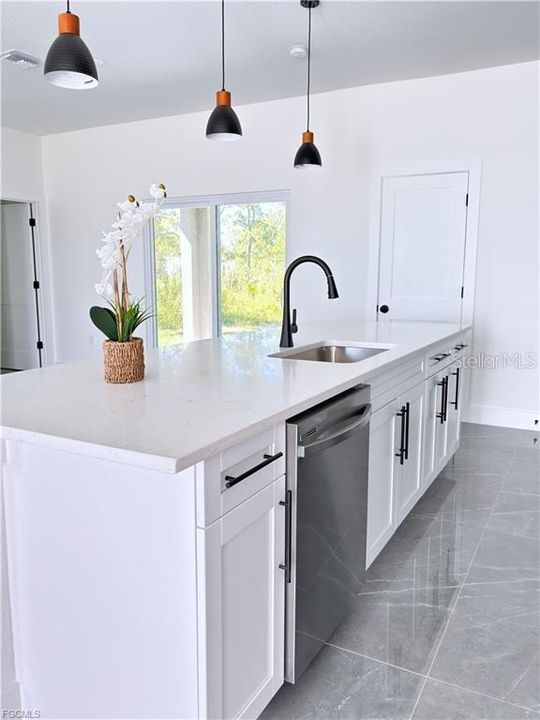 Activo con contrato: $299,900 (3 camas, 2 baños, 1406 Pies cuadrados)
