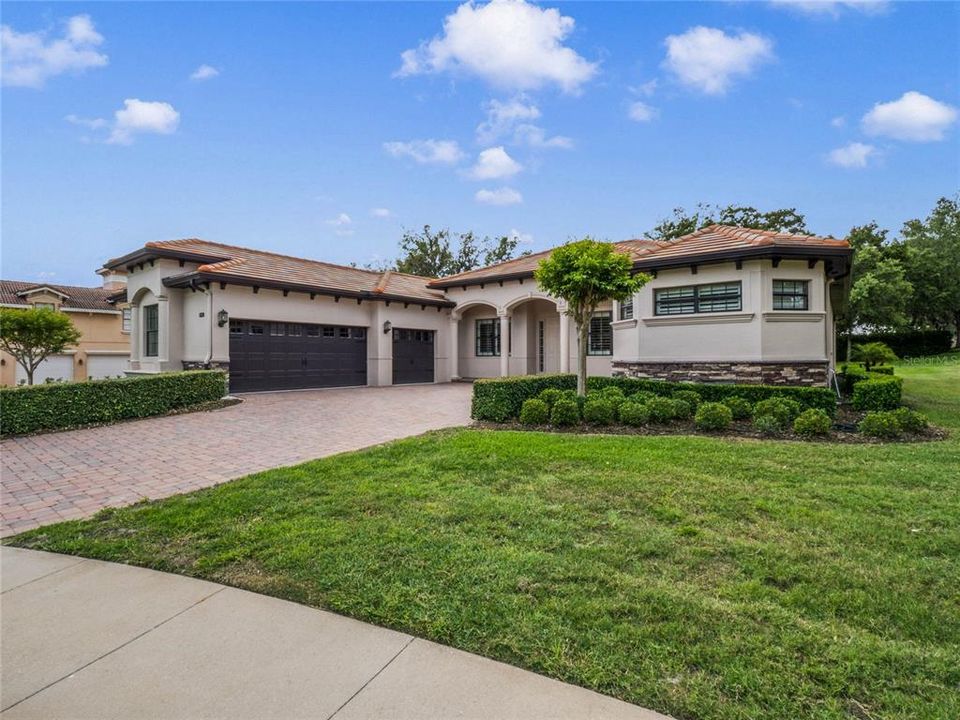 Activo con contrato: $649,000 (4 camas, 3 baños, 3131 Pies cuadrados)