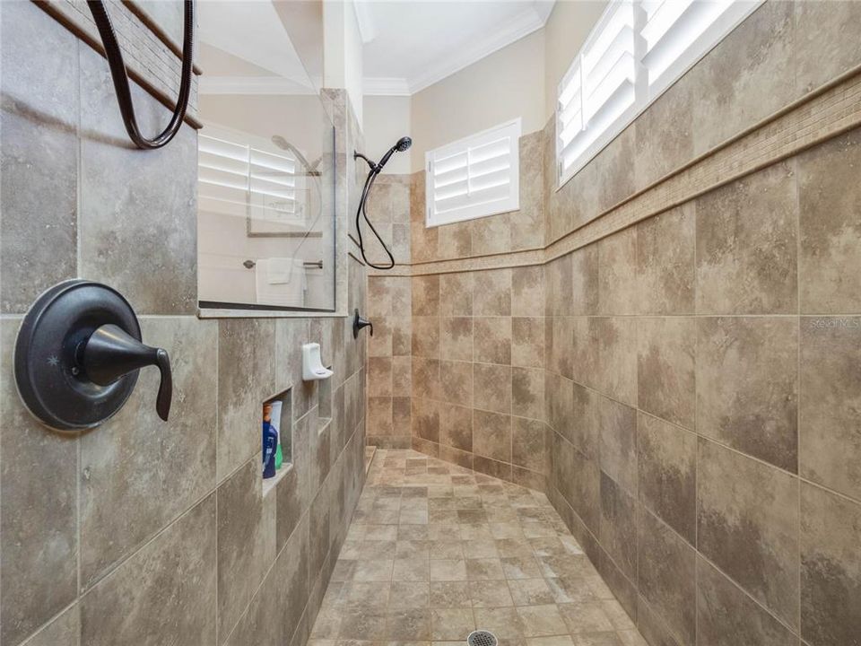 Activo con contrato: $649,000 (4 camas, 3 baños, 3131 Pies cuadrados)