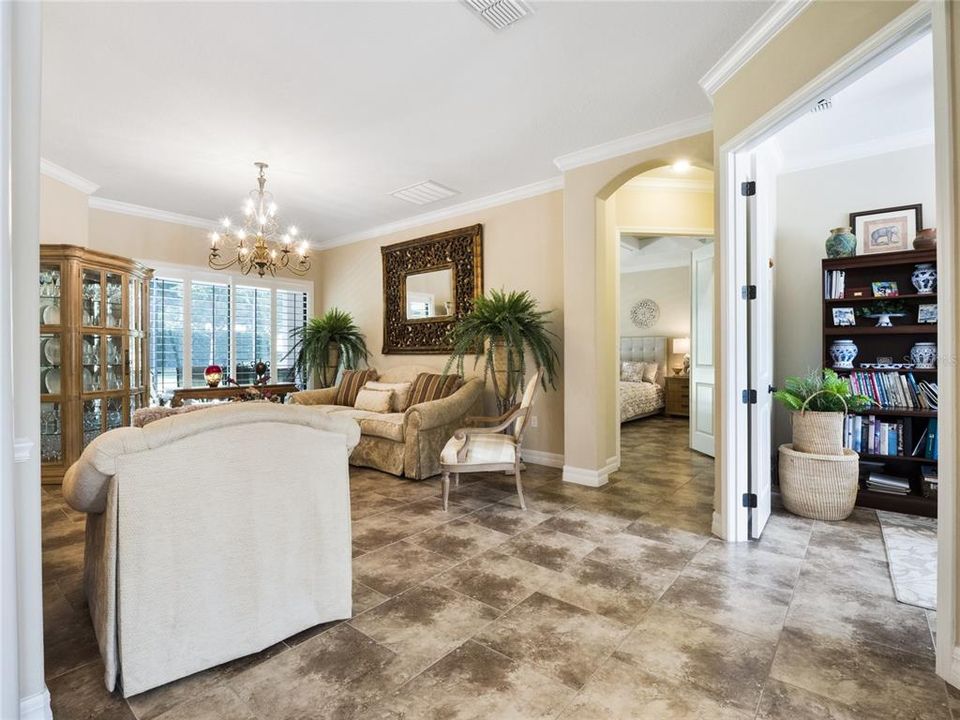 Activo con contrato: $649,000 (4 camas, 3 baños, 3131 Pies cuadrados)
