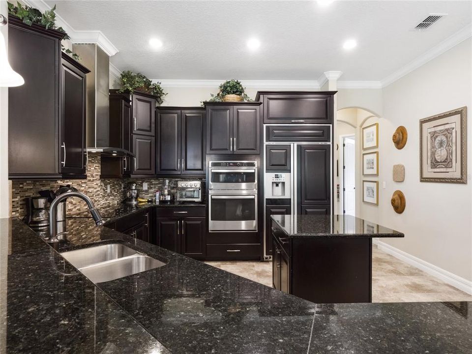 Activo con contrato: $649,000 (4 camas, 3 baños, 3131 Pies cuadrados)