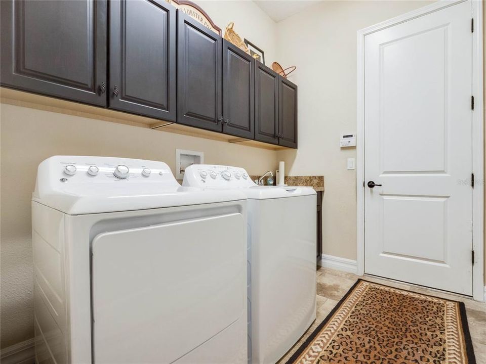 Activo con contrato: $649,000 (4 camas, 3 baños, 3131 Pies cuadrados)
