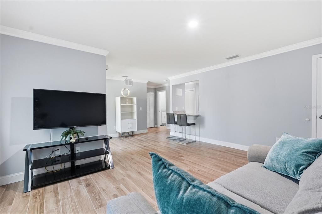 For Sale: $159,900 (1 beds, 1 baths, 802 Square Feet)