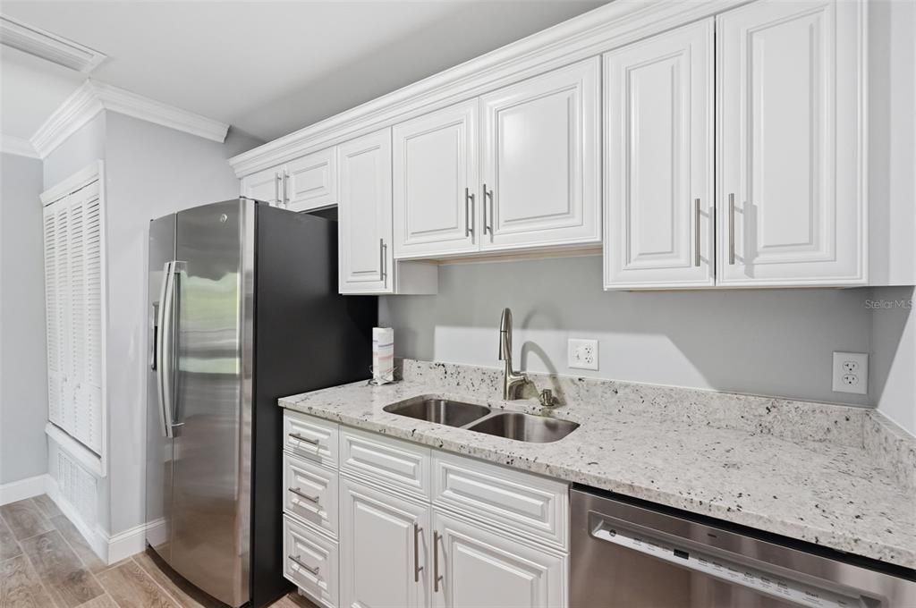 For Sale: $159,900 (1 beds, 1 baths, 802 Square Feet)