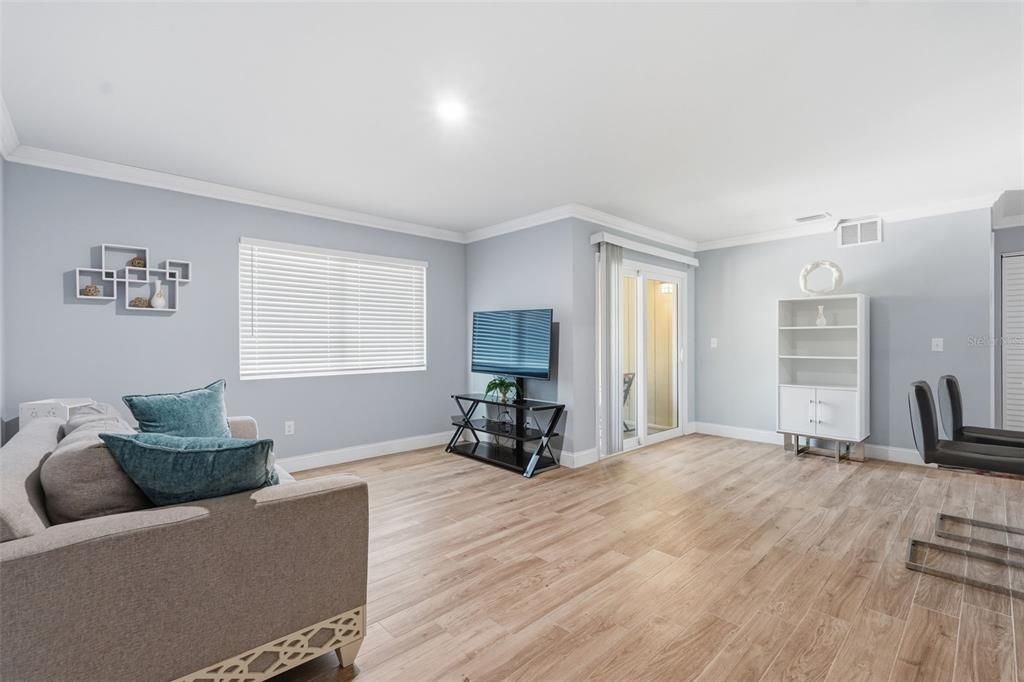 For Sale: $159,900 (1 beds, 1 baths, 802 Square Feet)