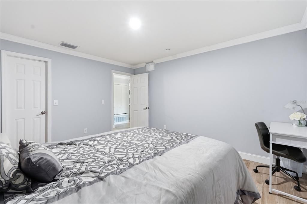 For Sale: $159,900 (1 beds, 1 baths, 802 Square Feet)