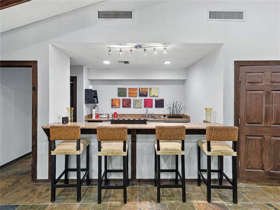 For Sale: $159,900 (1 beds, 1 baths, 802 Square Feet)