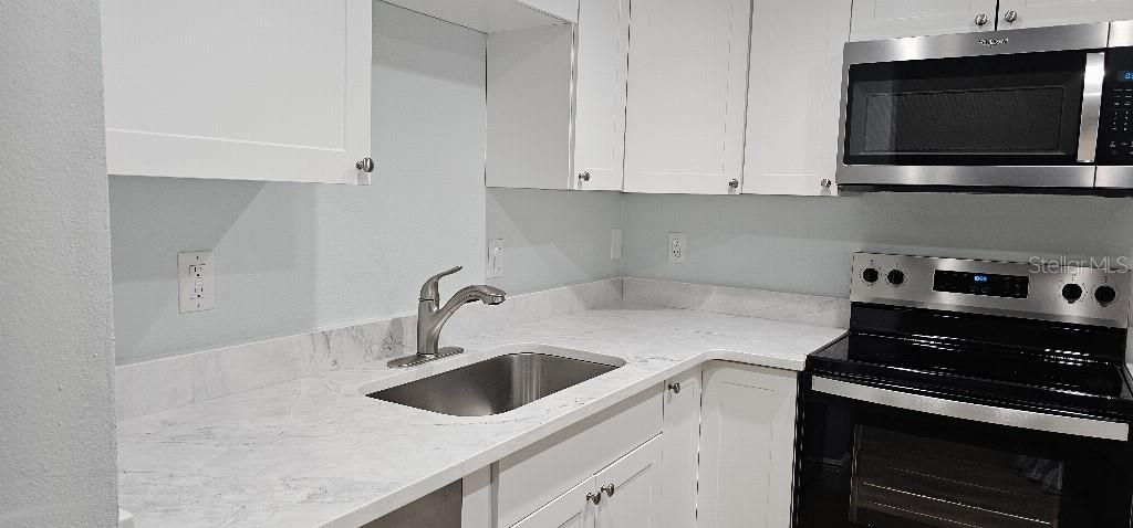 Active With Contract: $165,000 (1 beds, 1 baths, 645 Square Feet)