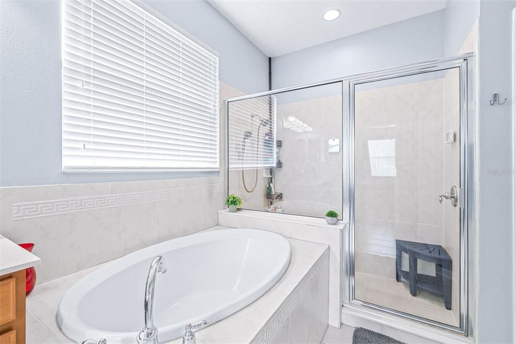 Activo con contrato: $535,000 (4 camas, 3 baños, 2226 Pies cuadrados)