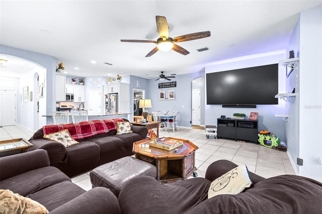 Activo con contrato: $535,000 (4 camas, 3 baños, 2226 Pies cuadrados)