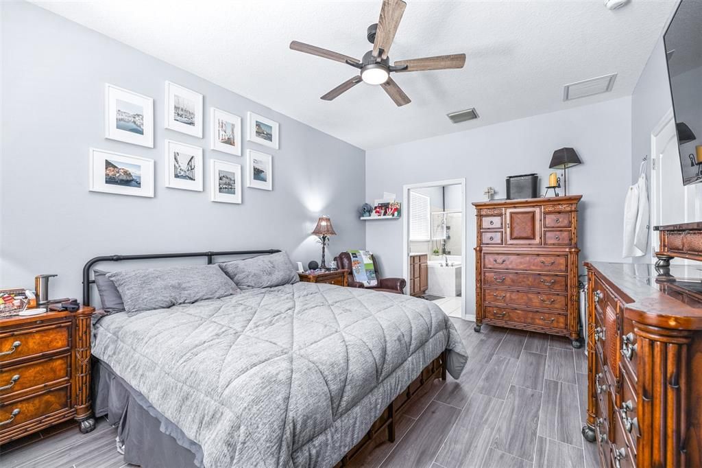 Activo con contrato: $535,000 (4 camas, 3 baños, 2226 Pies cuadrados)