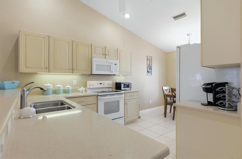 Active With Contract: $229,900 (2 beds, 2 baths, 1209 Square Feet)