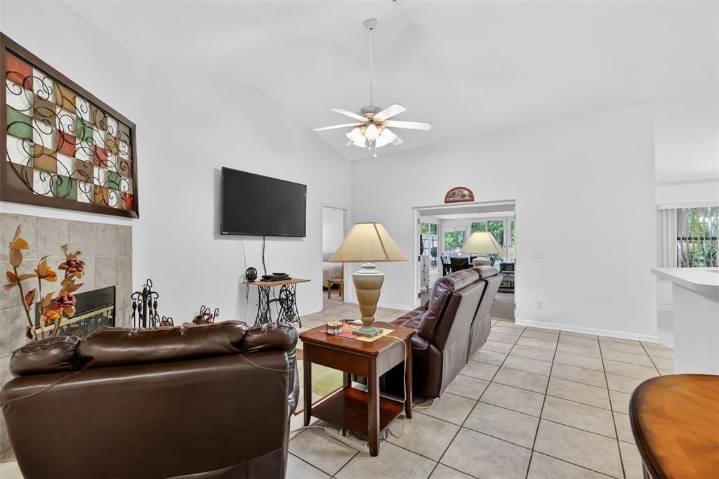 En Venta: $675,000 (5 camas, 2 baños, 2381 Pies cuadrados)