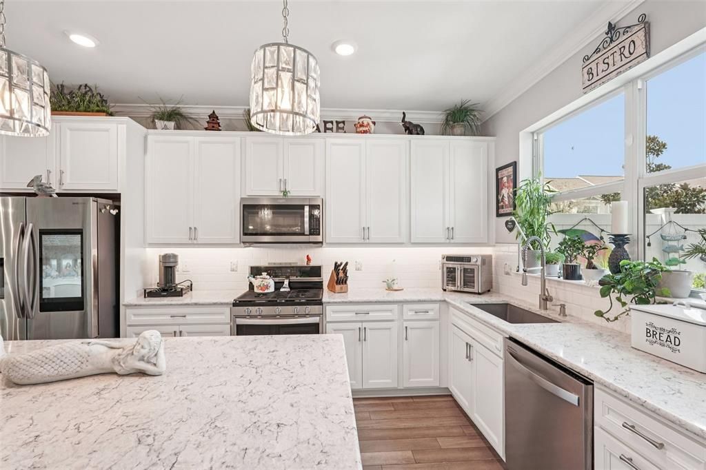Active With Contract: $400,000 (2 beds, 2 baths, 1916 Square Feet)