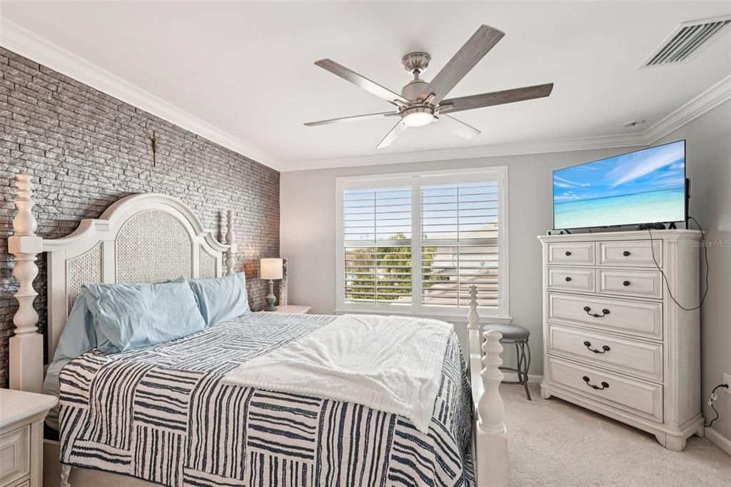 Active With Contract: $400,000 (2 beds, 2 baths, 1916 Square Feet)