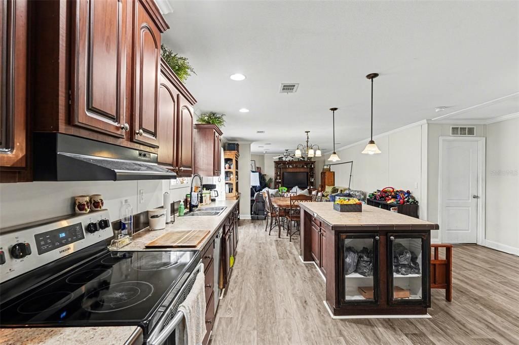 For Sale: $959,900 (7 beds, 5 baths, 4632 Square Feet)