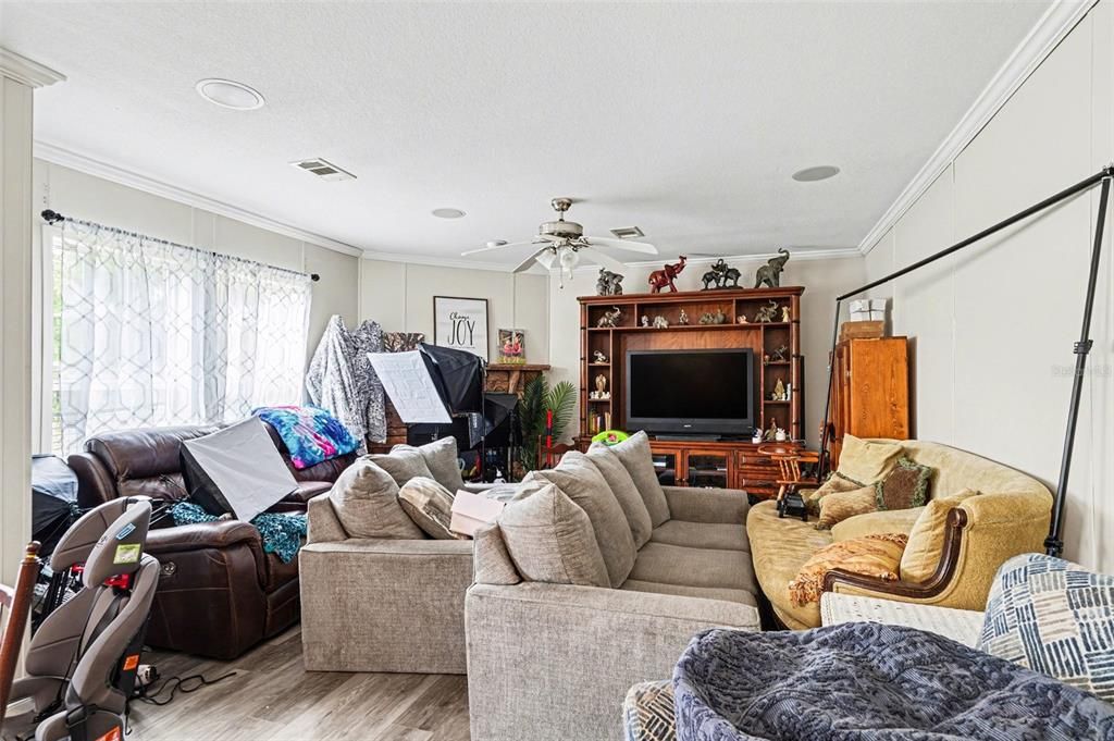 For Sale: $959,900 (7 beds, 5 baths, 4632 Square Feet)