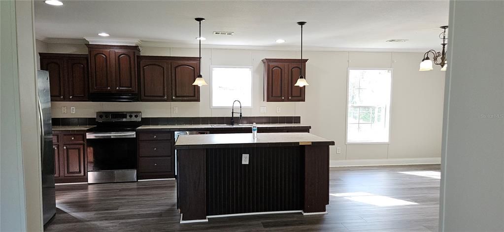 For Sale: $959,900 (7 beds, 5 baths, 4632 Square Feet)