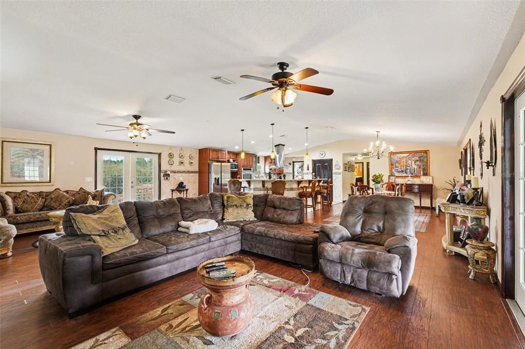 For Sale: $959,900 (7 beds, 5 baths, 4632 Square Feet)