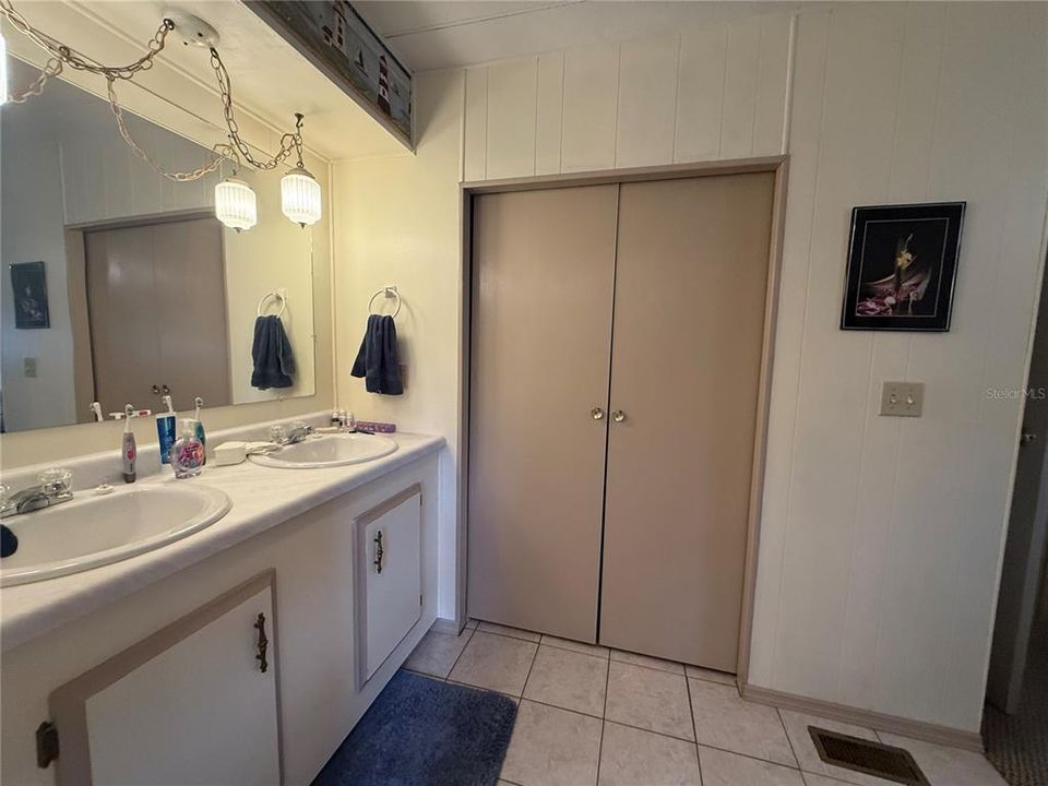 For Sale: $154,900 (2 beds, 2 baths, 1200 Square Feet)