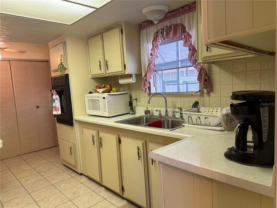 For Sale: $154,900 (2 beds, 2 baths, 1200 Square Feet)