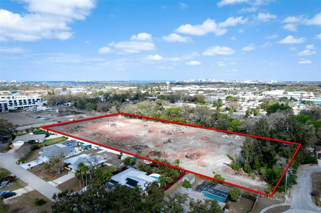 待售: $7,350,000 (4.77 acres)