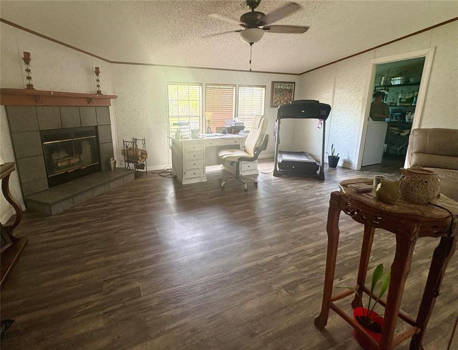 Под контрактом: $369,000 (4 спален, 3 ванн, 2356 Квадратных фут)